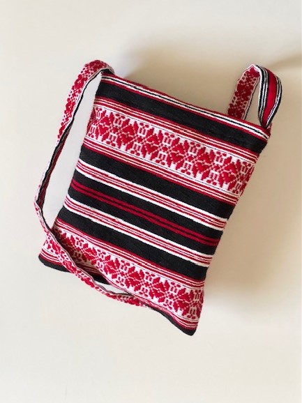 1695630780-44-traista negru vechi.jpg